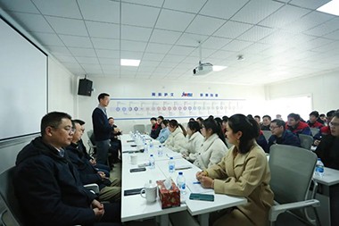 2023، نئين سفر جو چيئرمين مسٽر هي آف جويل مشينري سڀني ملازمن کي جيجيانگ فيڪٽري ۾ نئين سال جون مبارڪون ڏنيون!